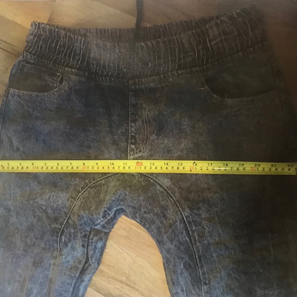 Faded jeans gather at the waste & at the ankles. - Picture 5 of 6